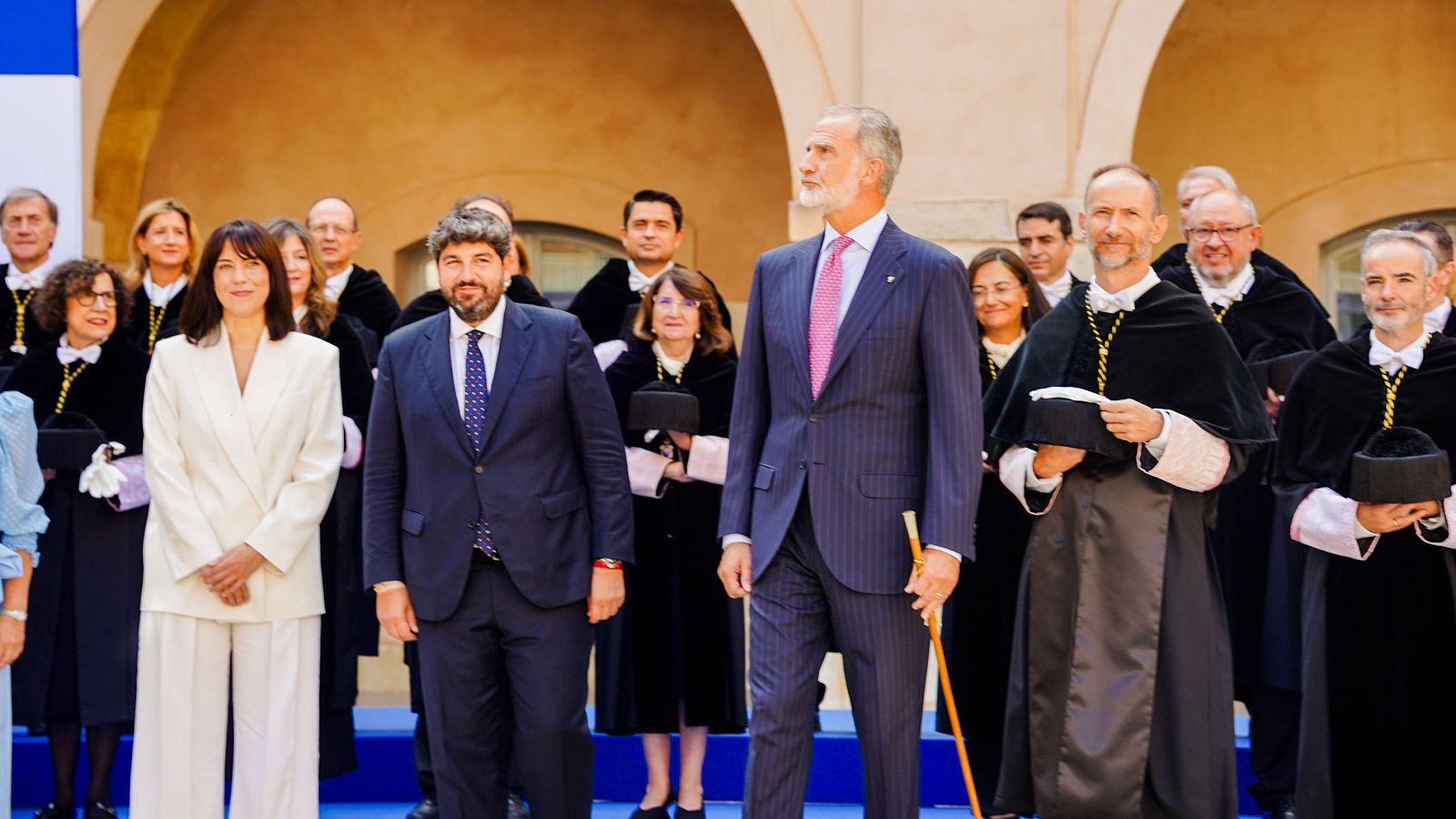 El Rey Felipe VI y Fernando López Miras en la Universidad Politécnica de Cartagena, rodeados de académicos. El Rey porta un bastón ceremonial.