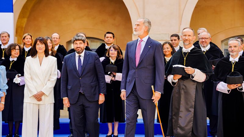 El Rey Felipe VI y Fernando López Miras en la Universidad Politécnica de Cartagena, rodeados de académicos. El Rey porta un bastón ceremonial.