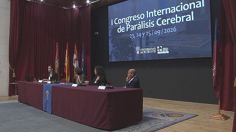 Cuatro ponentes en una mesa durante el I Congreso Internacional de Par�lisis Cerebral (23-25/09/2026), organizado por la Universidad de Burgos. Banderas de Espa�a y Castilla y Le�n presentes.