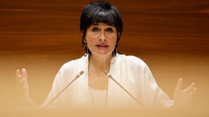 La portavoz de EH Bildu, Laura Aznal, critica a Chivite por su análisis de la economía Navarra