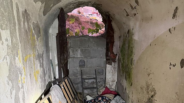 Telediario 1 - Hallan un asentamiento subterráneo en Ceuta tras un incendio