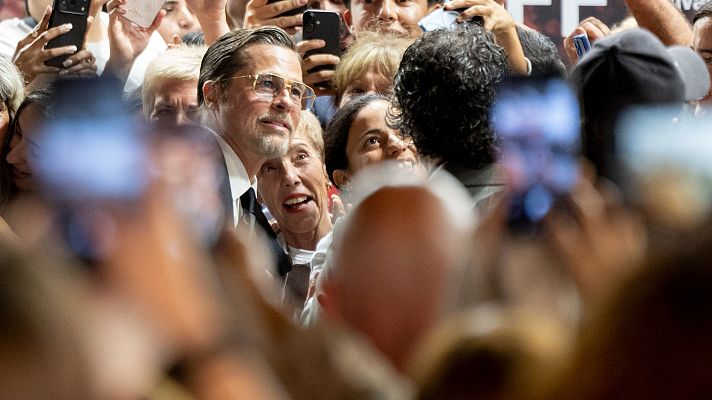 Telediario 1 - Autógrafos, abrazos y muchas fotos: Brad Pitt conquista San Sebastián