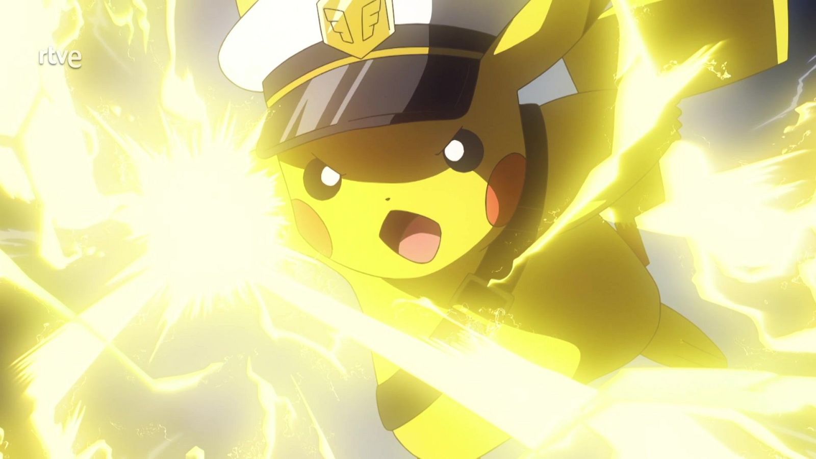 Pikachu con gorra de capitán lanza un ataque eléctrico brillante, boca abierta, ojos abiertos. Fondo oscuro. Logo RTVE arriba a la izquierda.