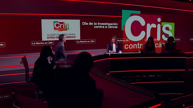 Marta Solano en plat� de "La Noche en 24h", con logo "Cris contra el c�ncer" y pantalla de fondo.