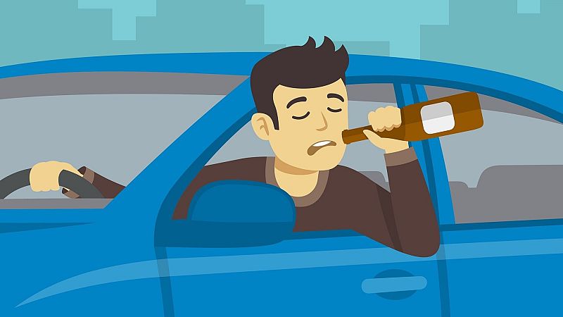 Hombre somnoliento bebe de una botella al volante de un coche azul en un entorno urbano. Ilustración que alerta sobre los peligros de conducir bajo los efectos del alcohol.
