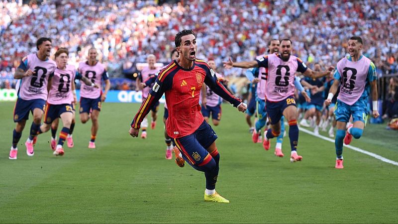 Álvaro Morata (7) celebra un gol con la Selección Española, rodeado de compañeros con petos rosas en un estadio abarrotado.