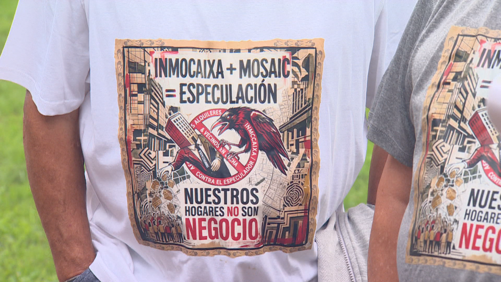 Primer plano de torsos y brazos con camisetas de protesta que denuncian la especulación inmobiliaria con mensajes como "INMOCAIXA + MOSAIC = ESPECULACIÓN" y "NUESTROS HOGARES NO SON NEGOCIO".