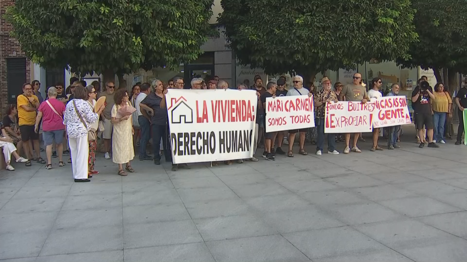 Manifestantes reclaman el derecho a la vivienda con pancartas como "LA VIVIENDA: DERECHO HUMANO" y "FONDOS BUITRES ¡EXPROPIAR!".