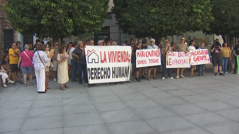 Manifestantes reclaman el derecho a la vivienda con pancartas como "LA VIVIENDA: DERECHO HUMANO" y "FONDOS BUITRES ¡EXPROPIAR!".