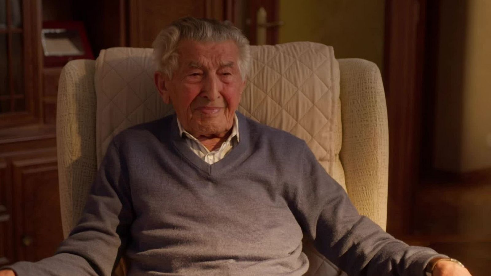 Hipólito Muñoz, emocionado después de años de espera al recibir los restos de sus padres