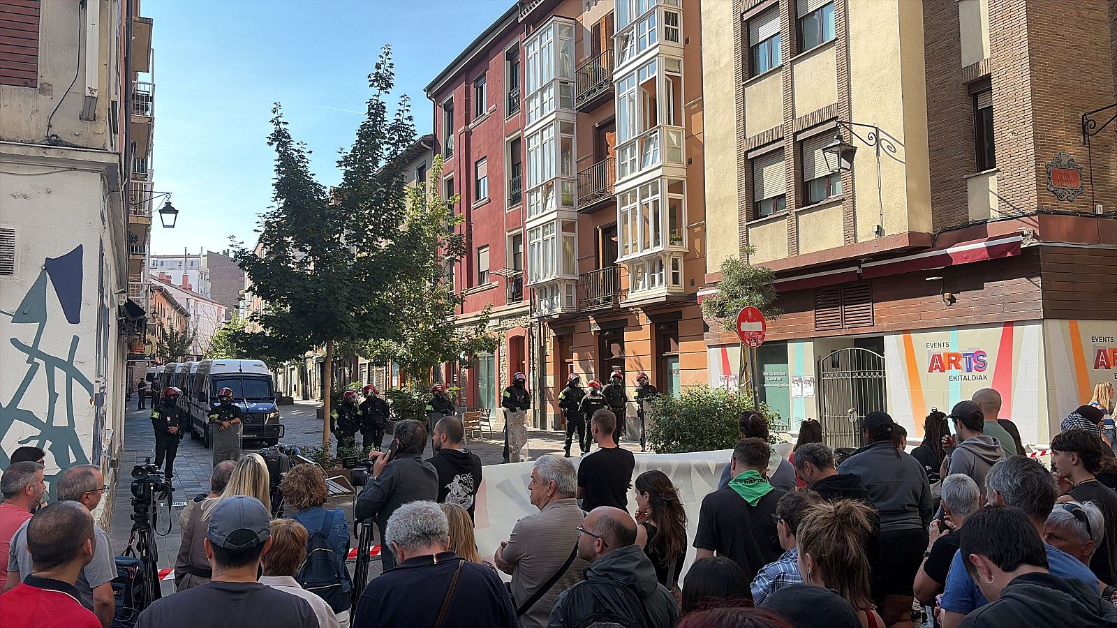 Vecinos protestan por el desahucio de una familia en Vitoria