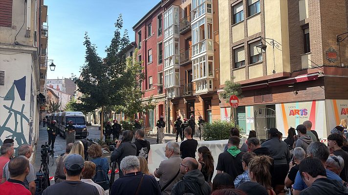 Telediario 1 - Protestas por el desahucio de una familia con dos menores en Vitoria