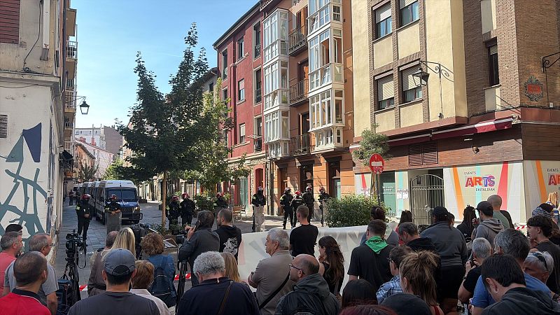 Vecinos protestan por el desahucio de una familia en Vitoria