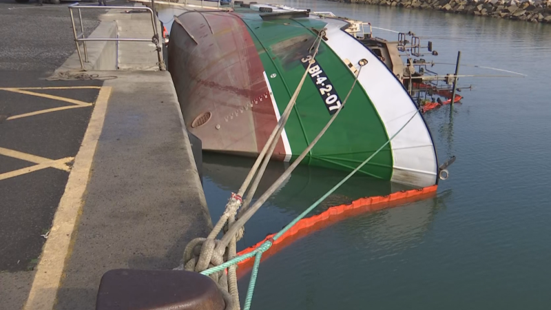 El barco Gure Gasku�a est� semihundido en el puerto de Orio