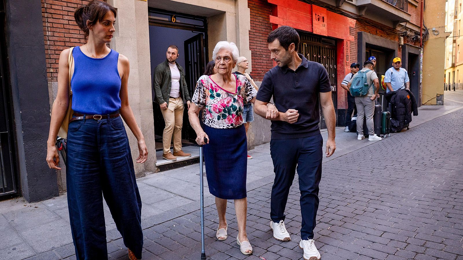 El ministro de Derechos Sociales, Consumo y Agenda 2030, Pablo Bustinduy, y la portavoz de Más Madrid en el Ayuntamiento de Madrid, Rita Maestre, tras la reunión mantenida con representantes de la asociación vecinal La Chispera y con Paquita