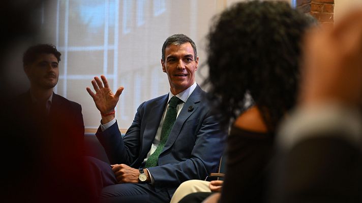 Telediario 1 - Sánchez dice ante estudiantes de Harvard que los casos de su mujer y hermano son de "política sucia"