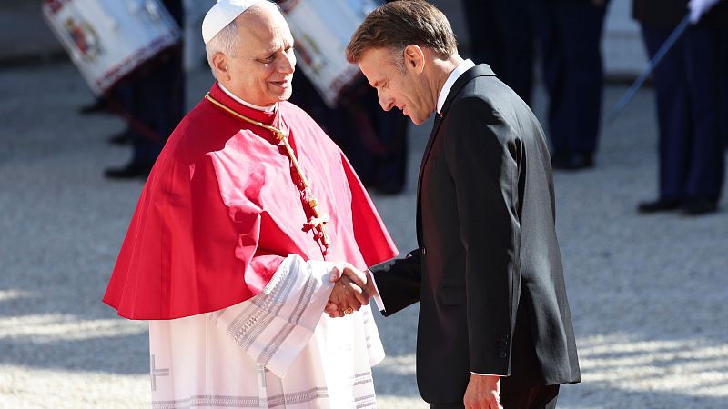 León XIV inicia su visita a Francia con un encuentro con Macron