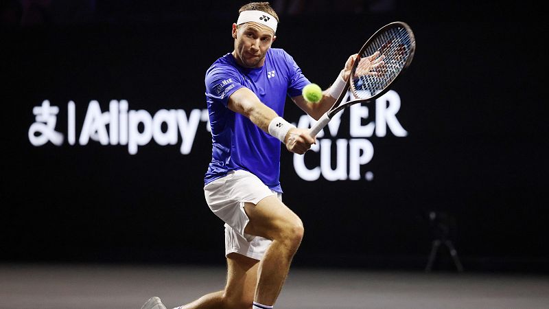 Casper Ruud golpea una pelota de tenis con su raqueta, concentrado. Viste camiseta azul, pantal�n blanco y cinta Yonex. Al fondo, logotipos de Alipay y Laver Cup.