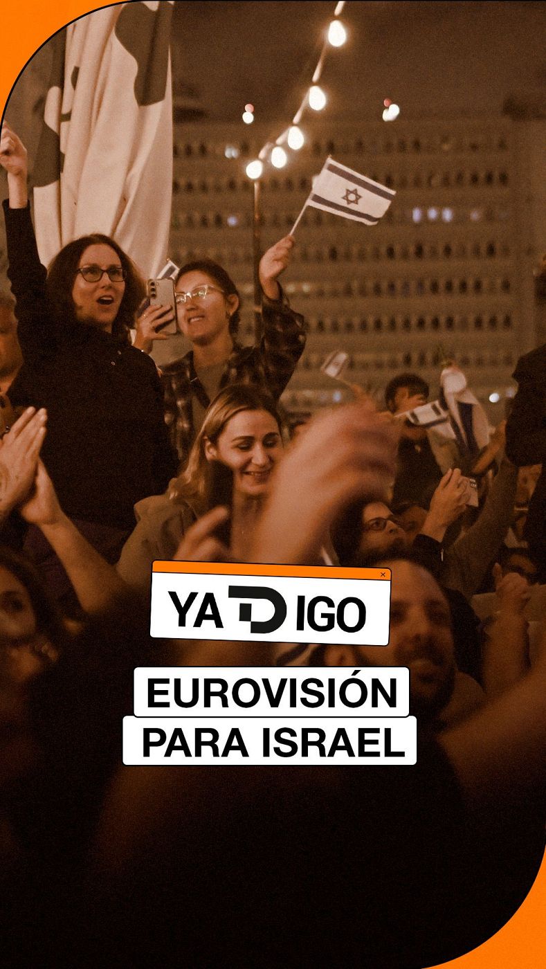 Multitud nocturna celebra al aire libre con banderas de Israel, apoyando a "EUROVISIÓN PARA ISRAEL" según el texto "YA DIGO".