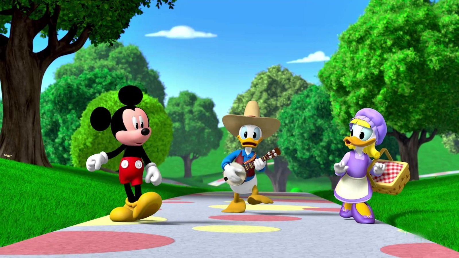 Mickey, Donald y Daisy en un parque. Donald toca el banjo, Daisy lleva una cesta de picnic. El camino tiene círculos de colores.