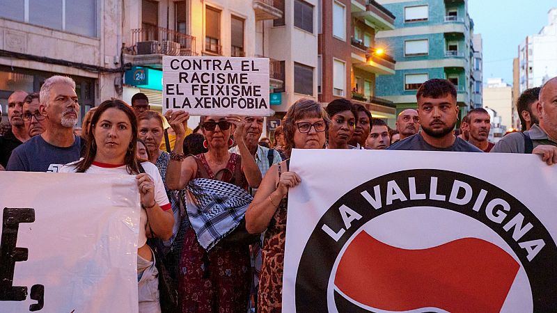 Manifestación urbana contra el racismo, fascismo y xenofobia. Pancartas con "CONTRA EL RACISME EL FEIXISME I LA XENOFOBIA" y "LA VALLDIGNA", y símbolo antifascista. Diversidad de participantes.