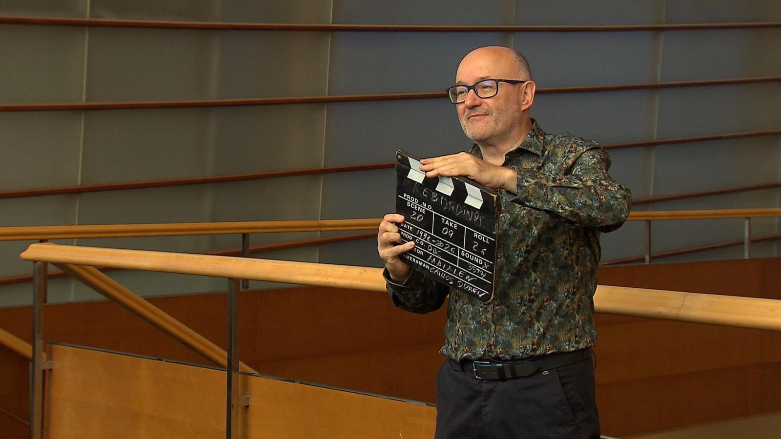 Carlos del Amor, presentador de "Días de cine", muestra una claqueta de "REBORDINGS" (Prod. 20, Esc. 20, Toma 09, Rollo 26, 1994-2024, Dir. J.A.R.I.E.N, Cam. Carlos Guerra).