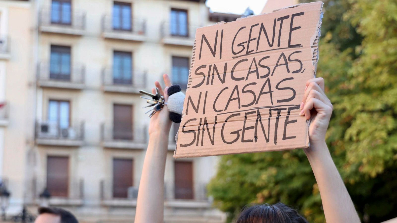 El drama de los desahucios en España: "Ha venido una empresa, ha comprado el bloque y ha decidido echar a todos los vecinos"