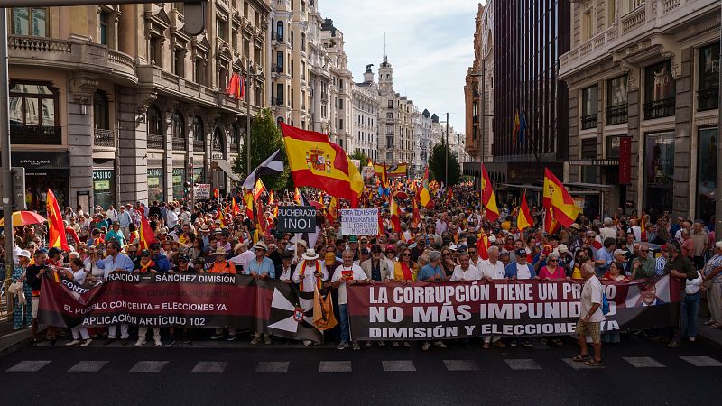 Miles de personas marchan en Madrid contra la gestión del Gobierno