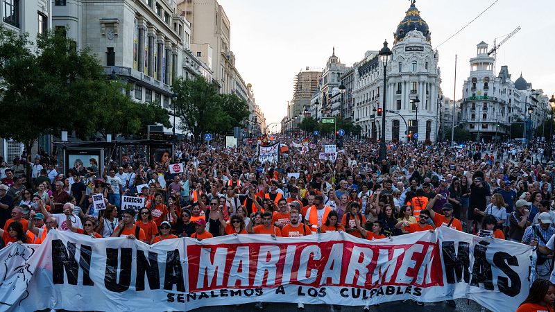 Decenas de miles de personas recorren las calles de Madrid contra los desahucios bajo el lema 'Ni una Maricarmen más'
