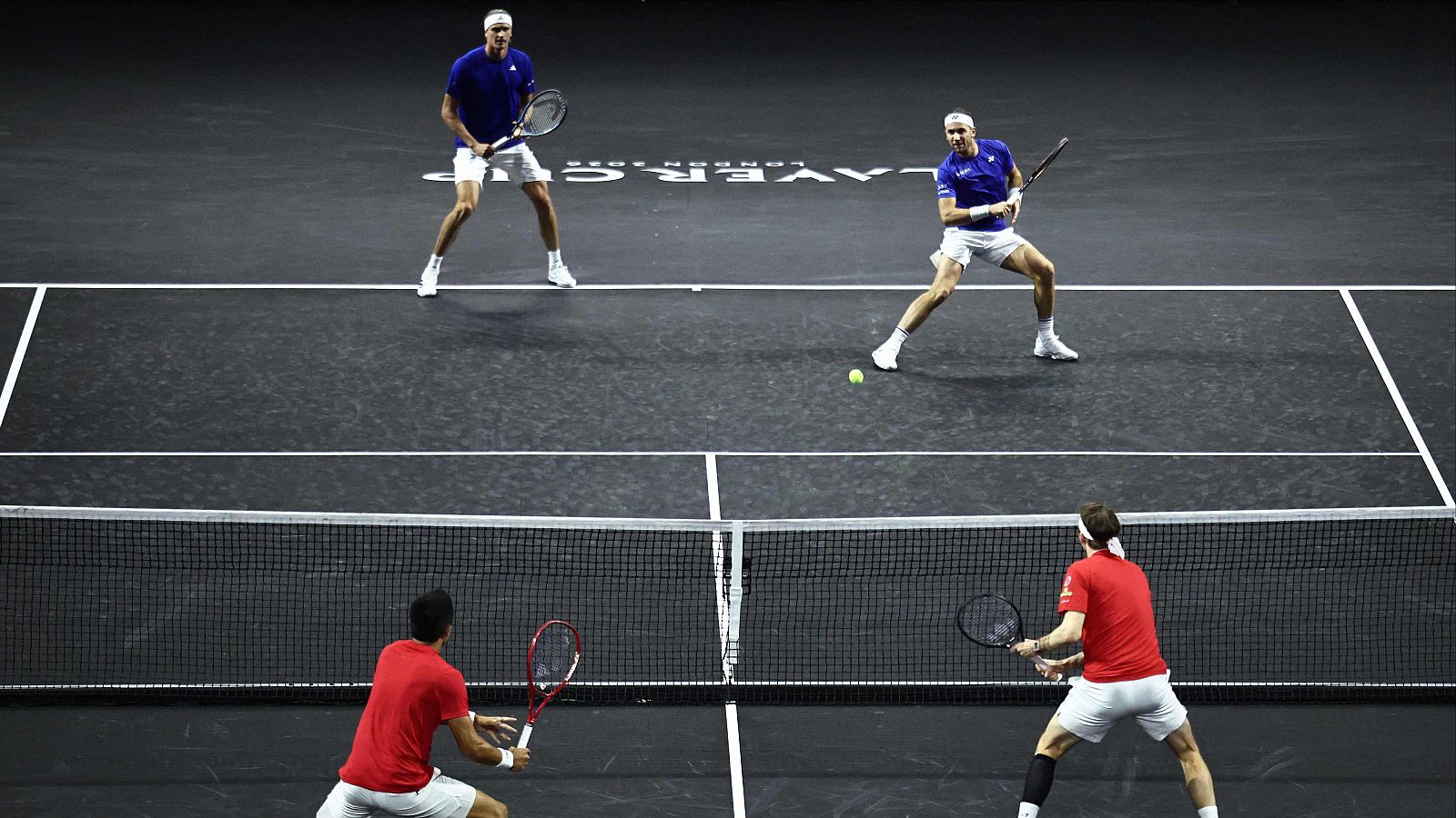 Novak Djokovic, Stefanos Tsitsipas, Jack Sock y Frances Tiafoe compiten en un partido de dobles de la Laver Cup en Londres.