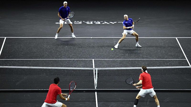 Novak Djokovic, Stefanos Tsitsipas, Jack Sock y Frances Tiafoe compiten en un partido de dobles de la Laver Cup en Londres.