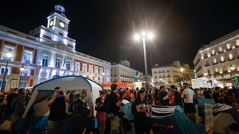 Centenares de personas han acampado la noche de este sábado en la Puerta del Sol de Madrid al término de la manifestación para protestar por el desahucio de Maricarmen.