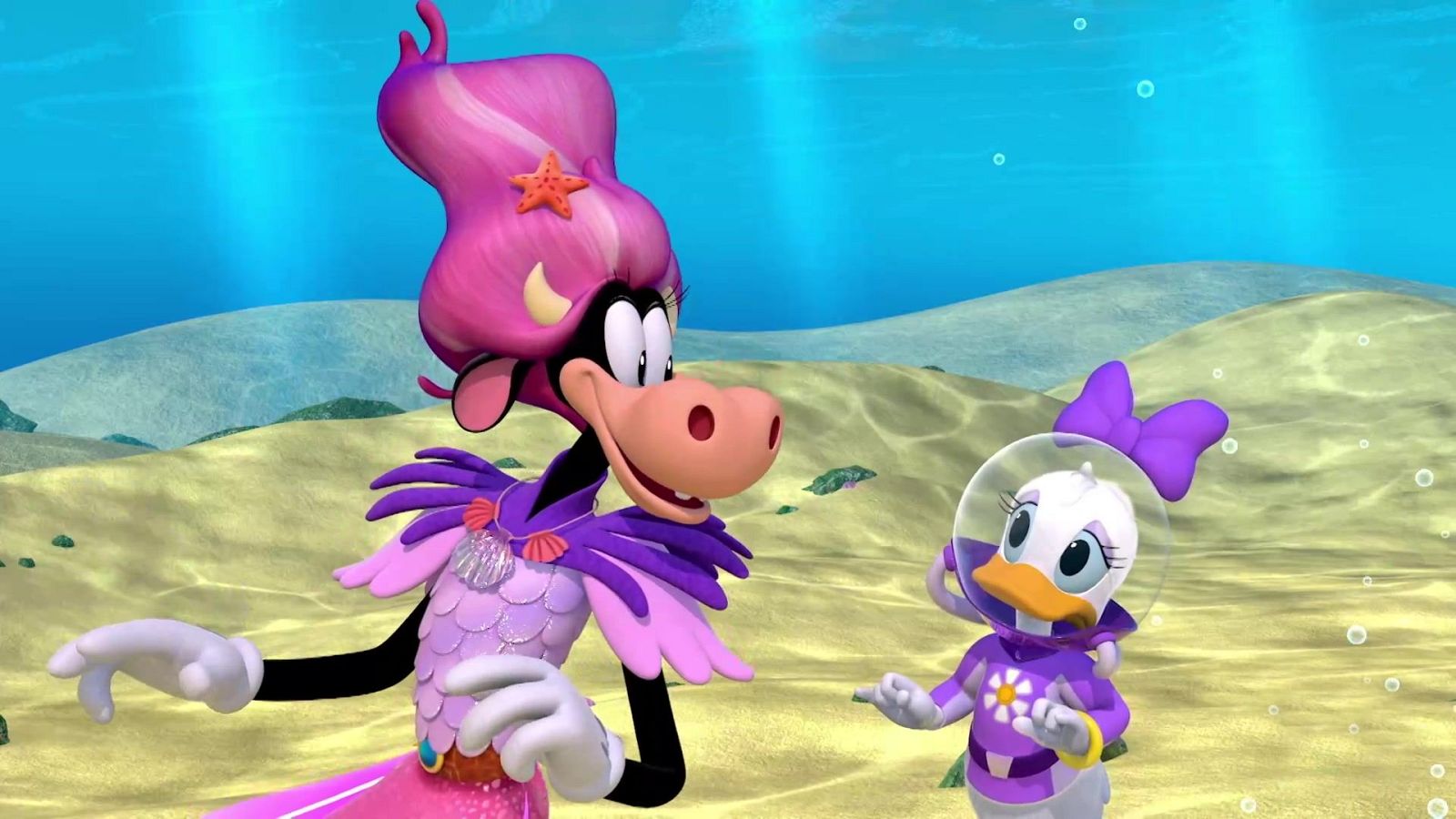 Clarabelle Cow sirena y Daisy Duck buceadora conversan animadamente en un fondo marino azul y beige, con burbujas y luz solar filtrándose.