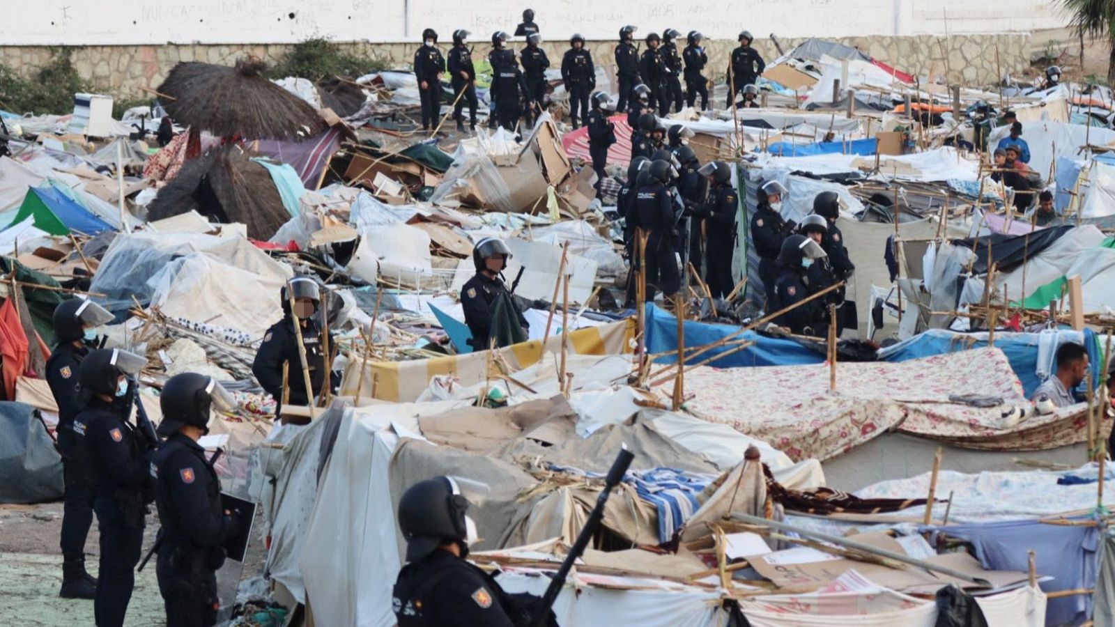 La policía desaloja el asentamiento de la playa próxima a la desaladora de Ceuta