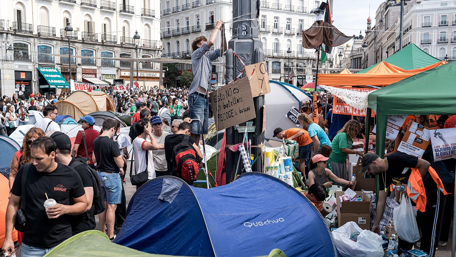 Numerosas personas se concentran en tiendas de campaña para exigir la aprobación de un decreto sobre vivienda