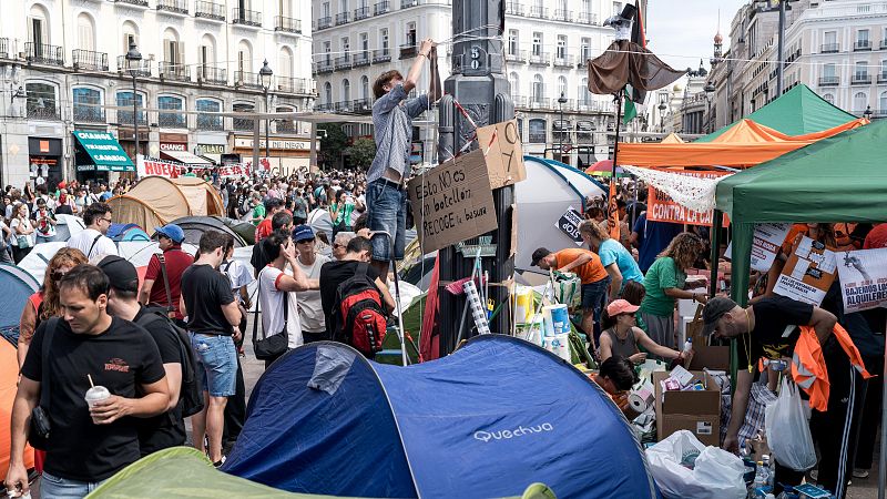 Numerosas personas se concentran en tiendas de campaña para exigir la aprobación de un decreto sobre vivienda