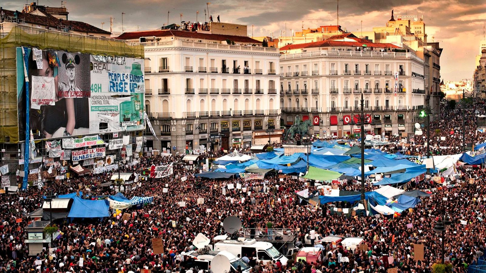 La acampada en la Puerta del Sol por la crisis de la vivienda reaviva el espíritu del 15M quince años después