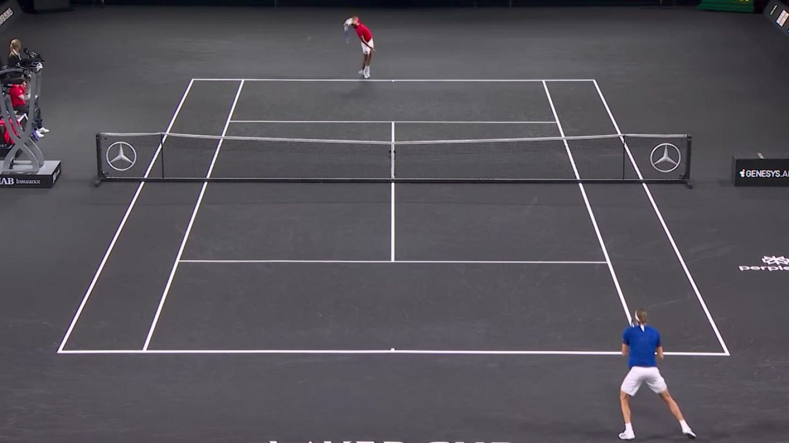 Partido de tenis en cancha gris con jugadores en acción. Se aprecian logos de Mercedes-Benz y GENESYS.AI.