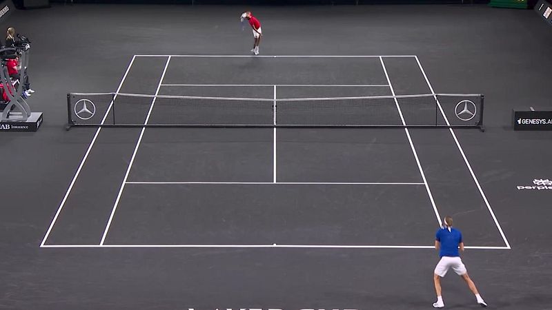 Partido de tenis en cancha gris con jugadores en acci�n. Se aprecian logos de Mercedes-Benz y GENESYS.AI.