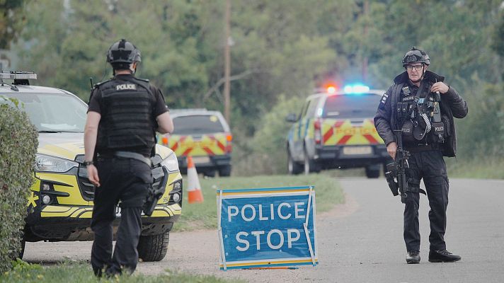 Fin de semana 24h - La policía británica detiene a cinco personas cerca de una base militar bajo sospecha de preparar un acto terrorista