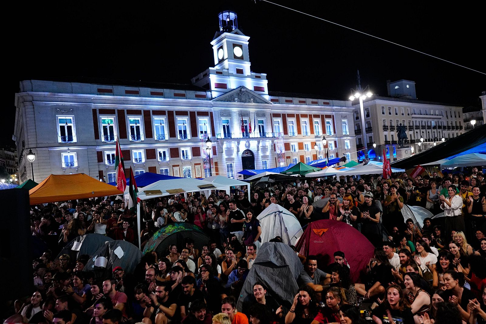 Cientos de acampados en la Puerta del Sol convocados por el Sindicato de Inquilinas se preparan para dormir una segunda noche