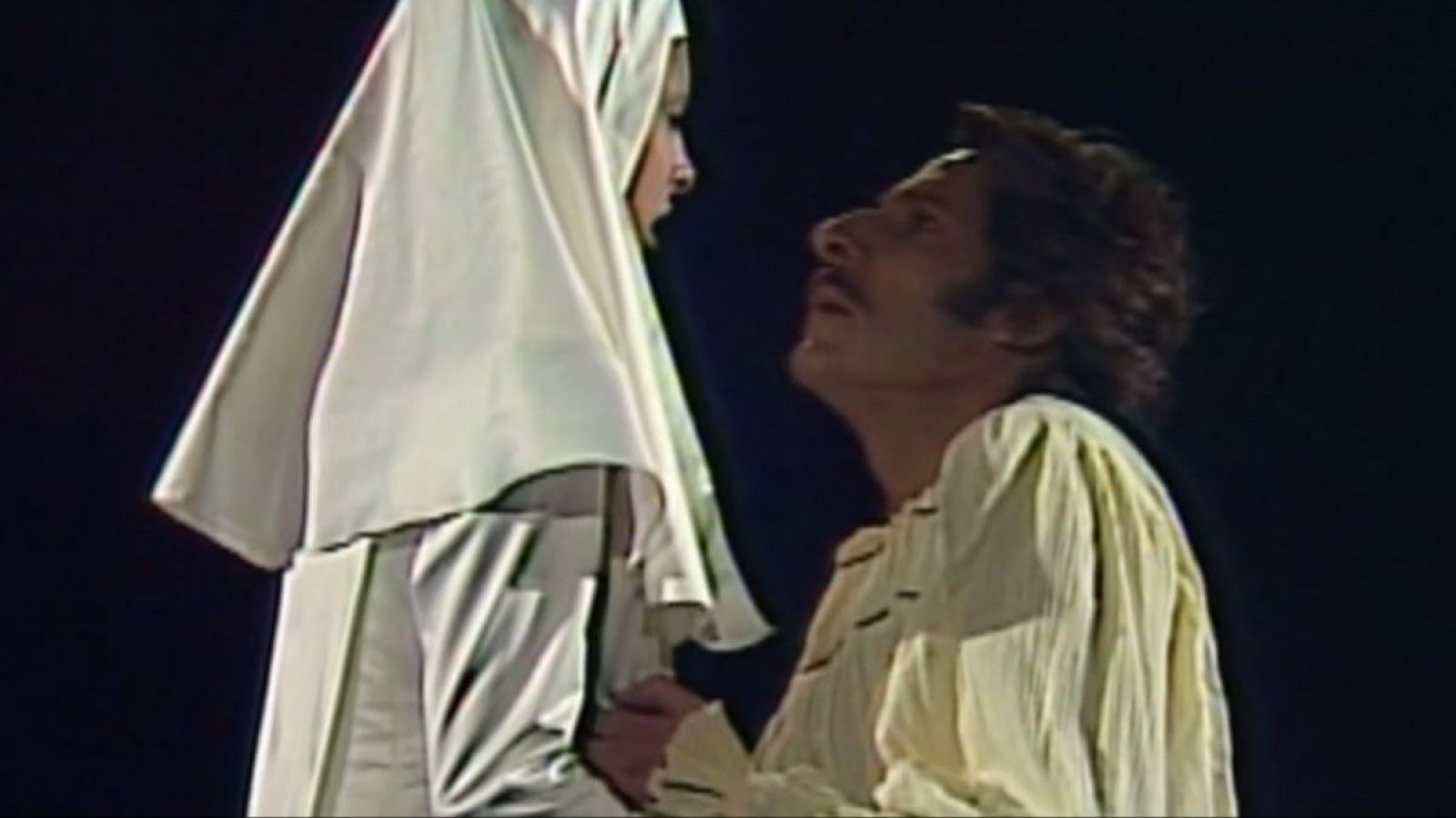 Francisco Rabal como Don Juan y Doña Inés en una escena dramática de "Don Juan Tenorio", con miradas intensas y cercanía en un fondo oscuro.