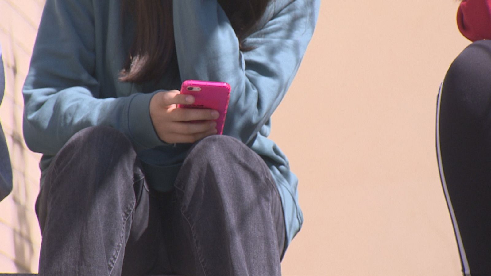 Adolescente con un teléfono móvil
