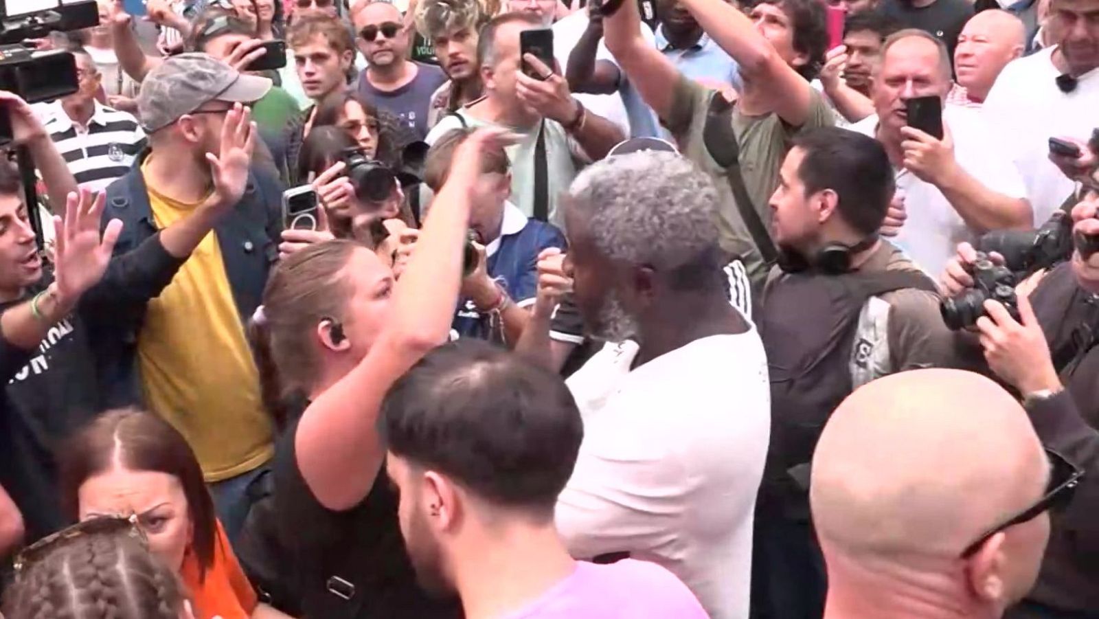 La acampada de Sol echa al agitador Ndongo al grito de "fuera fascistas"
