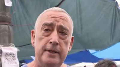 Paco, en la acampada de Sol: "Hemos traído 100 chubasqueros