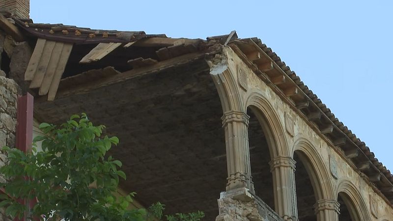 Fachada superior y tejado dañado del Palacio de los Hurtado de Mendoza en Almazán, Soria. Arcos de medio punto y columnas ornamentadas visibles.