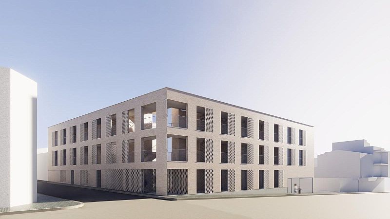 Render de un bloque de viviendas de tres plantas con fachadas claras, ventanas rectangulares con lamas y balcones de cristal en la esquina. Entorno urbano con cielo despejado.