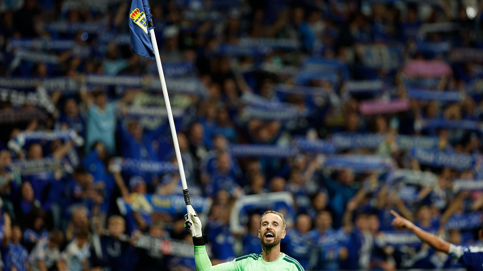 El portero del Oviedo, Aarón Escandell, celebra la victoria de su equipo contra el Sporting por dos goles a cero.