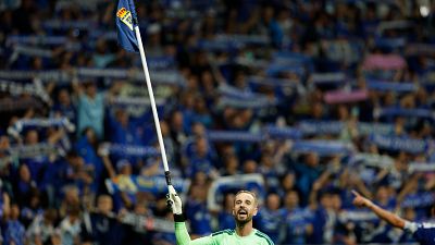 El portero del Oviedo, Aar�n Escandell, celebra la victoria de su equipo contra el Sporting por dos goles a cero.