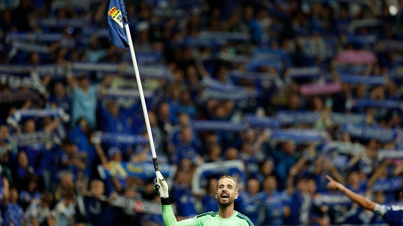El portero del Oviedo, Aarón Escandell, celebra la victoria de su equipo contra el Sporting por dos goles a cero.